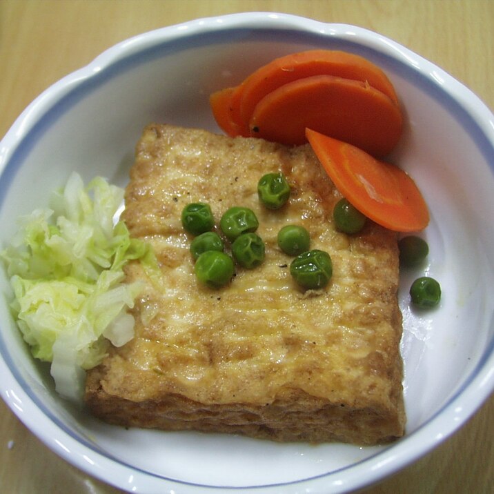 厚揚げ、白菜、グリーンピース、にんじんの添え物